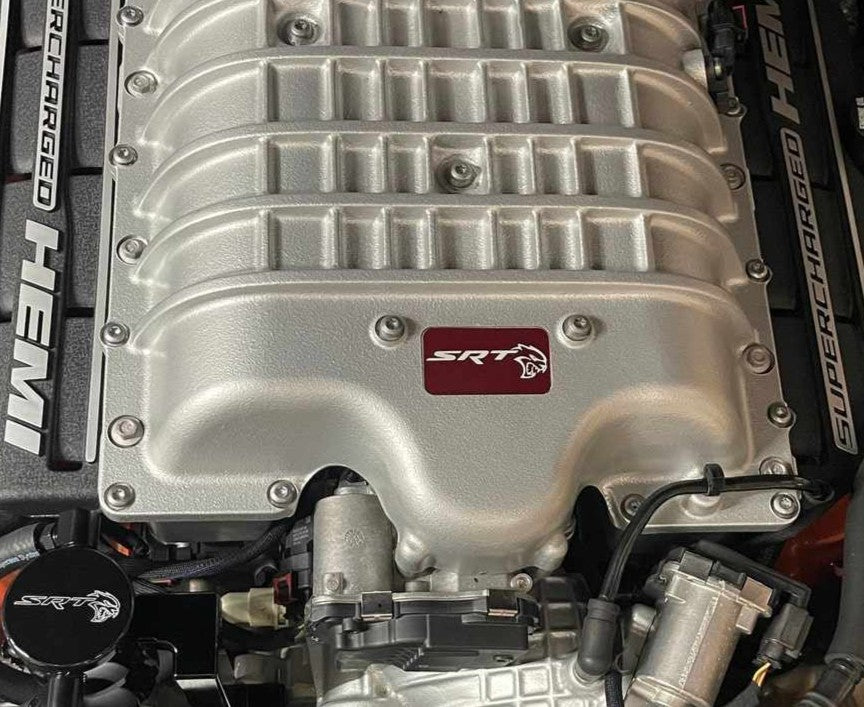 Customer picture: Close-up of our Red Hellcat supercharger lid badge on an OE lid.
